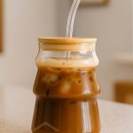 Стаклена чаша со капак од бамбус и стаклена сламка - a5954